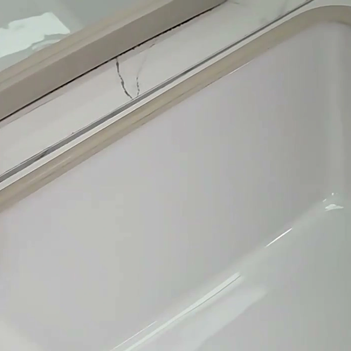 Bề mặt men sứ vi tinh thể trắng sáng nhẵn bóng dễ làm sạch JOMOO 12237
