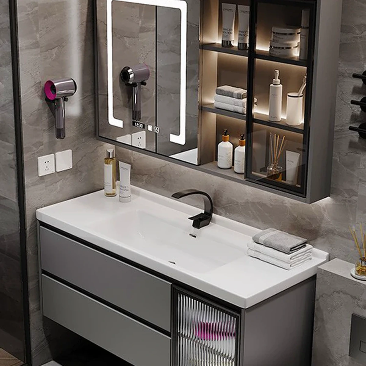 Phối cảnh phòng tắm sang trọng với bộ tủ lavabo treo tường cao cấp Cobbe